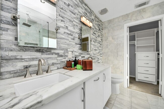 Building Photo - 10814 Tobar Falls Cir