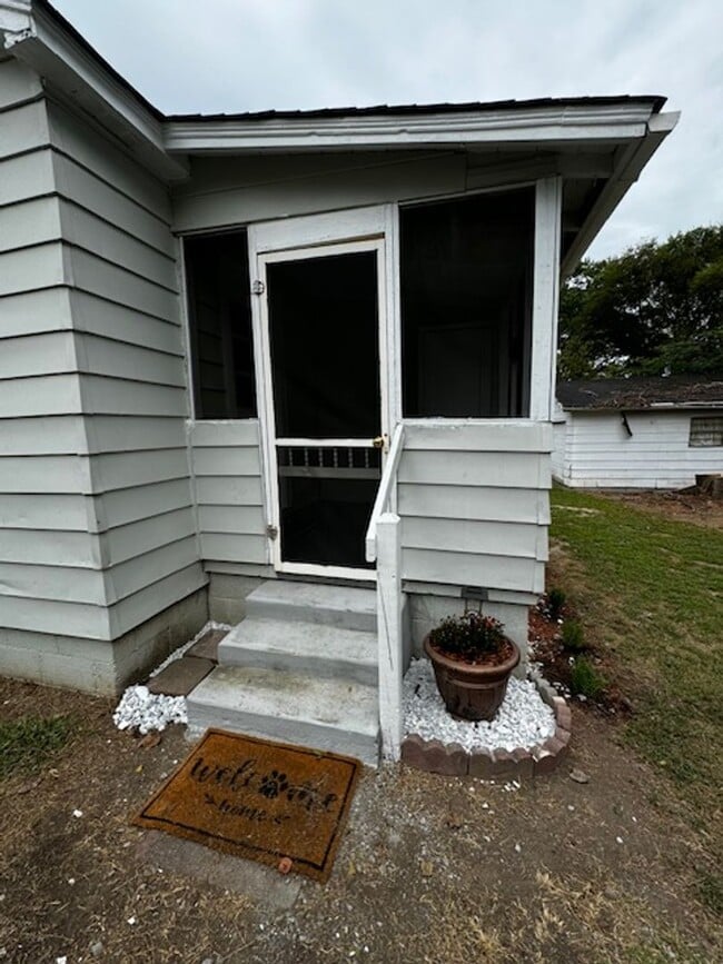 Building Photo - 2 Bedroom 1 Bath House with garage