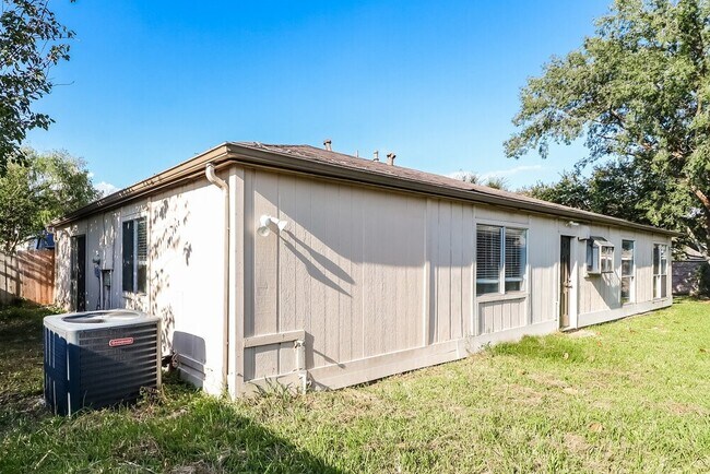 Building Photo - 7406 San Simeon Dr