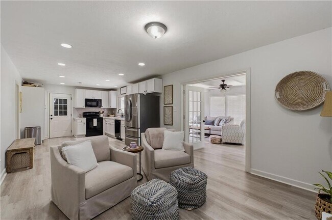Building Photo - 285 Dania Dr