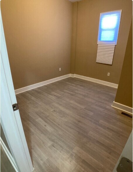 Building Photo - 1950 Clarence St