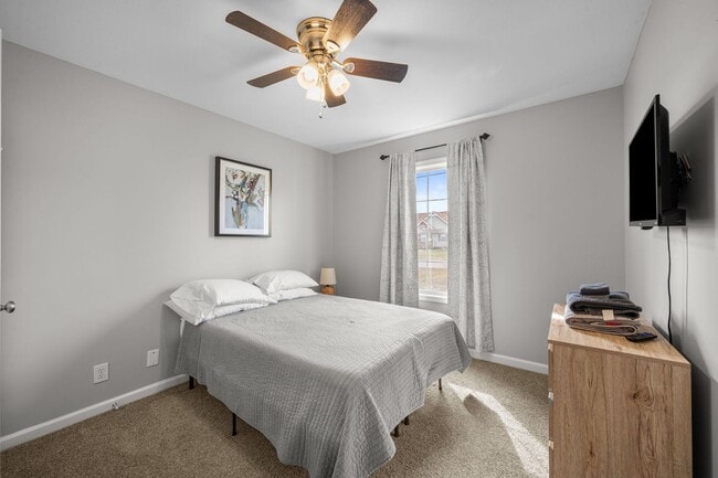 Building Photo - Pet Friendly, Bonus Room and Fenced Backyard!