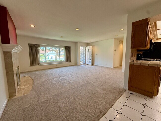 Building Photo - "Spacious 4-Bedroom Gem with 3 Full Baths in Cypress!"