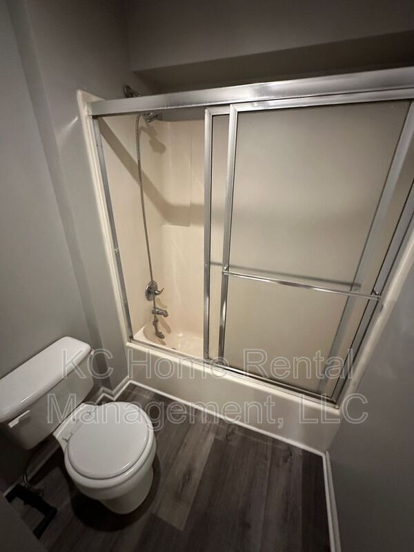 Building Photo - 808 SW Meadowridge Dr