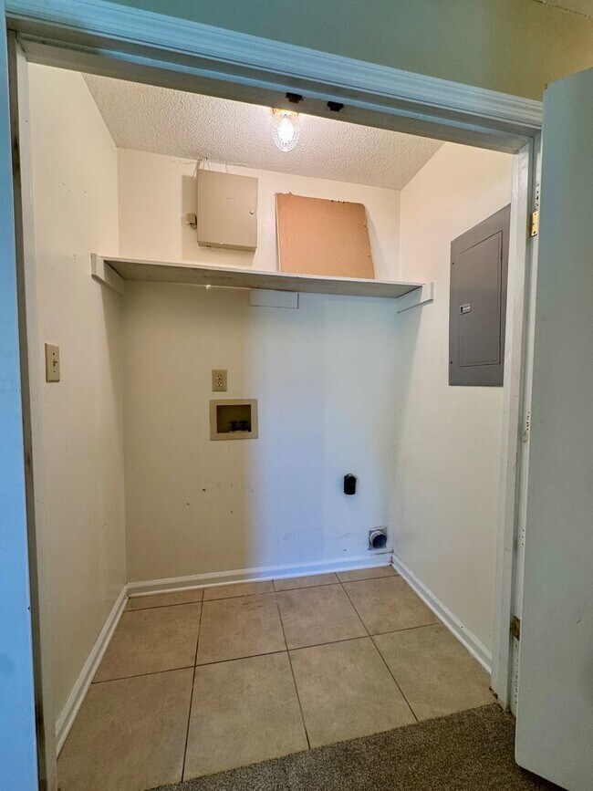 Building Photo - Charming 3 Bedroom, 2 Bath Home Available Now!