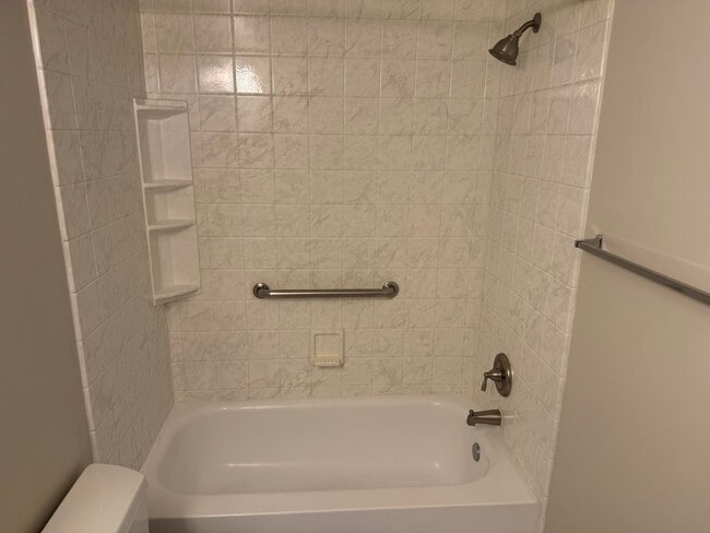 Building Photo - Spacious Ground Floor Condo in Silver Spring