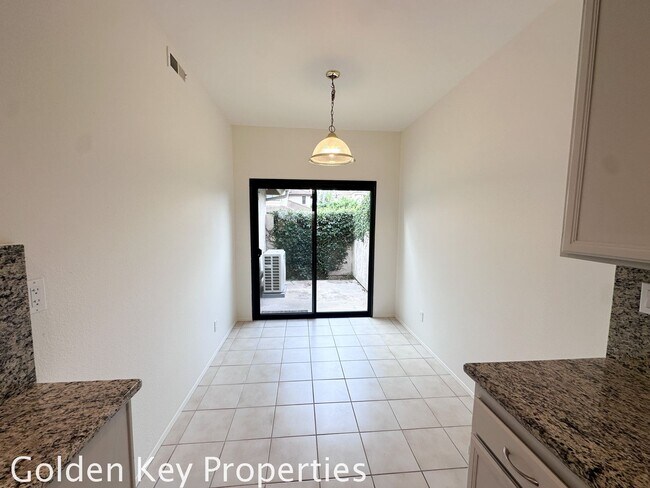 Building Photo - Move-in ready townhome in desirable Summerhill community in Encinitas!