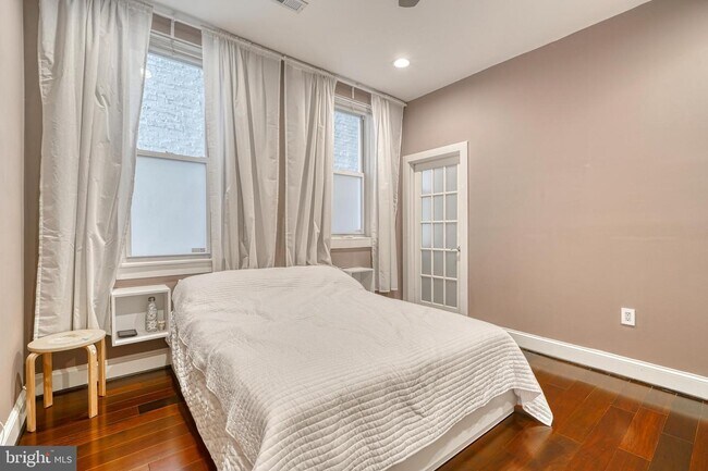Building Photo - 12 E Mt Vernon Pl