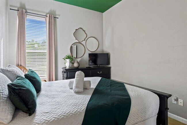 Building Photo - 412 N Hampton Dr