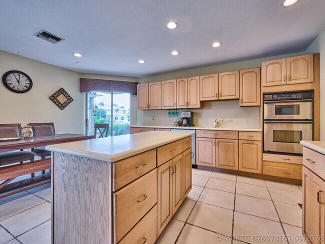 Building Photo - 2810 NE 48th Ct
