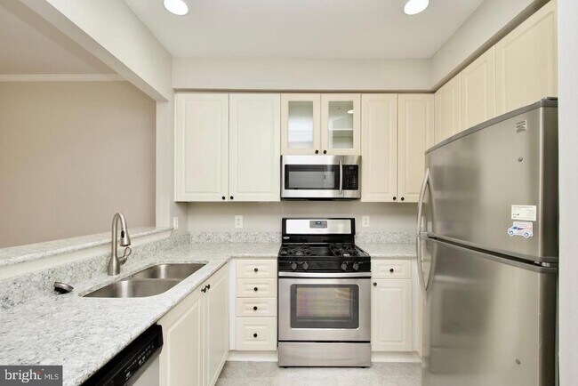 Building Photo - 2324 Henshaw Pl