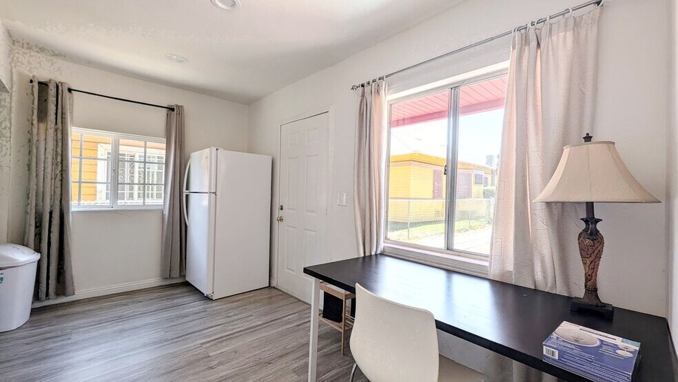 Building Photo - 1293 1/2 W 37th Dr