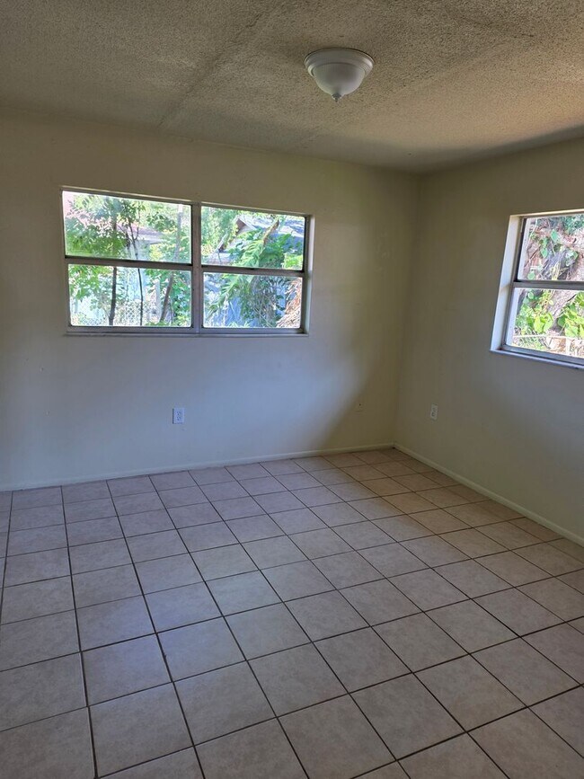 Building Photo - 3/2 DUPLEX