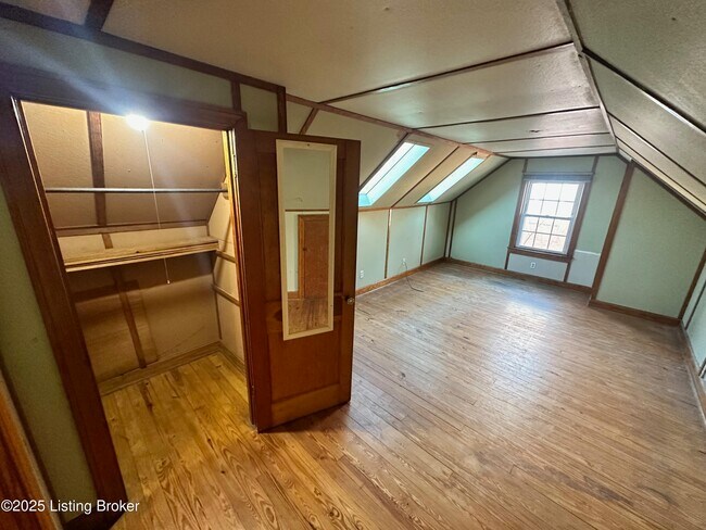 Building Photo - 332 E Esplanade Ave