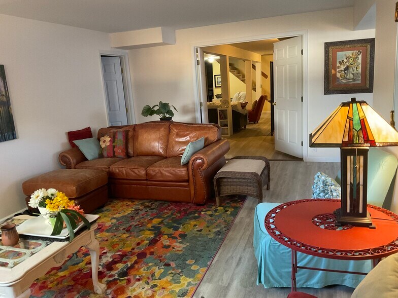 Part of living room, entrance to extra room - 418 N Laguna St