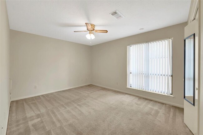 Building Photo - 52 Greentree Ln