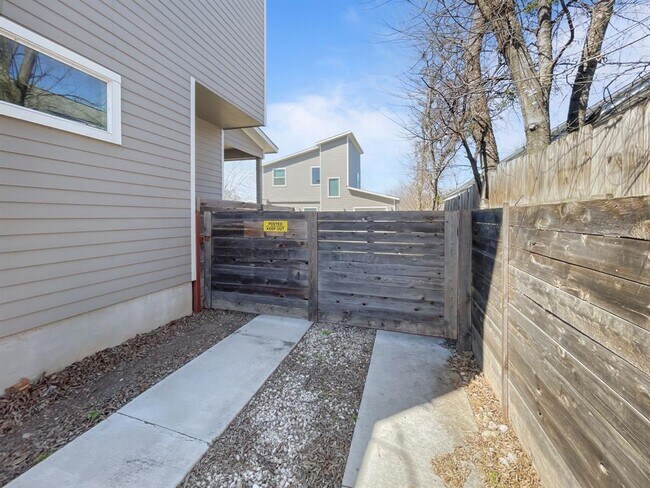 Building Photo - 6902 Carver Ave