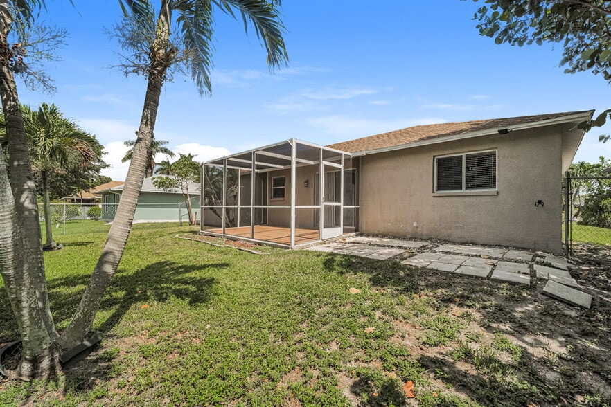 Building Photo - 1726 SW 22nd St