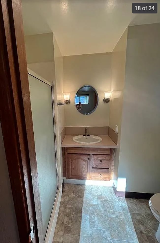 Building Photo - 3-Bed 2-bathroom Home