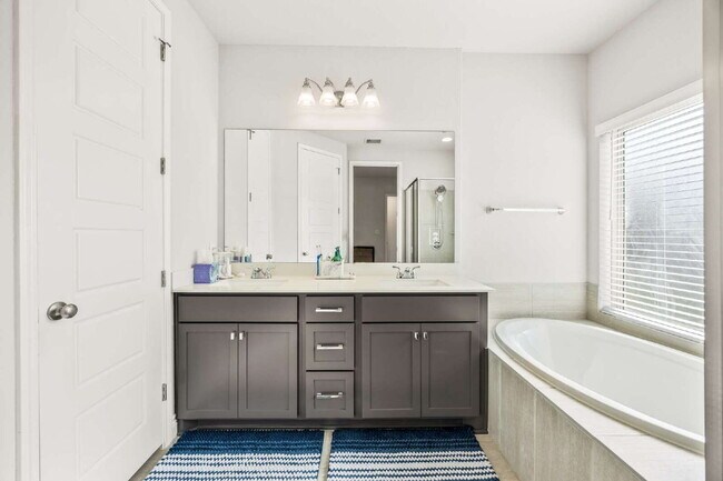 Building Photo - Comfort Living-Furnished-Corporate House