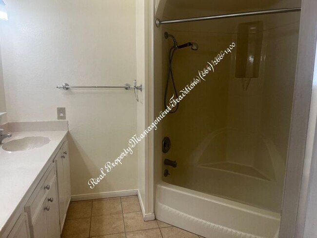 Building Photo - Quite Country Living 3 Bed-2 Bath