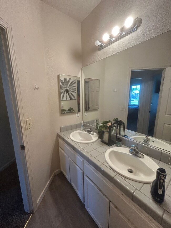 Building Photo - 4 bedrooms in Lemoore Easy Highway Access