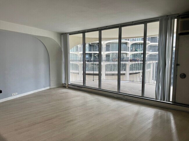 Building Photo - 300 N State St