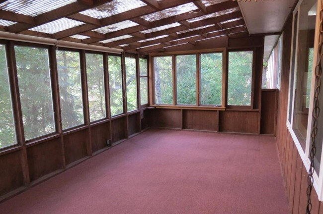 Building Photo - 722 Highland