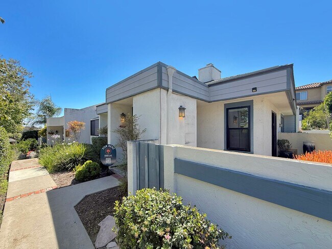 Building Photo - SD: Bright 2BD/2BA Condo in Vista with Community Pool, Private Patio & In-Unit Laundry
