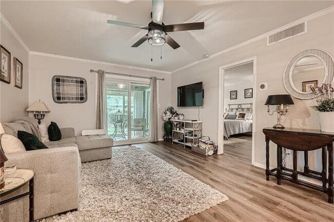 Building Photo - 15 Little Silver Ct