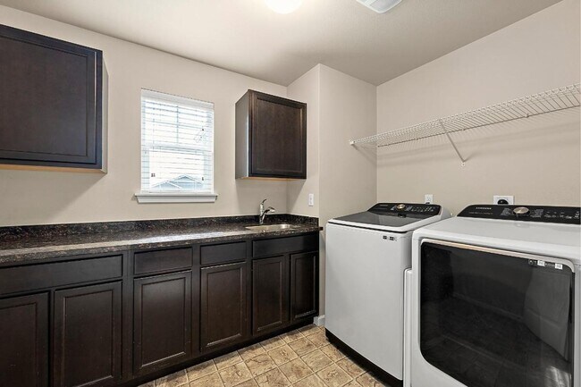 Building Photo - 15592 Chad Dr SE