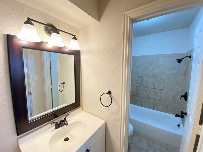 Building Photo - 521 26th Ave N