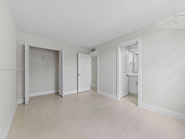 Building Photo - 10825 SW 112th Ave