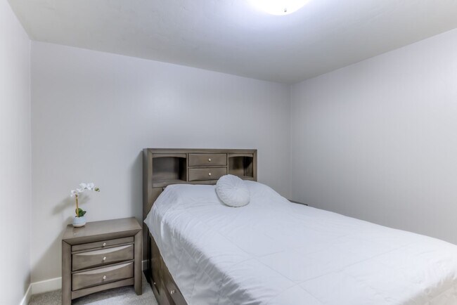 Building Photo - Welcome to this charming 3 bedroom, 2 bath...