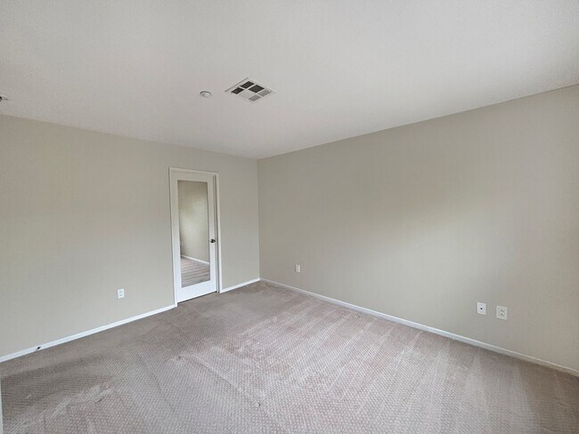 Building Photo - Beautiful 2 Bedroom, 2.5 Bath Condo in Eas...