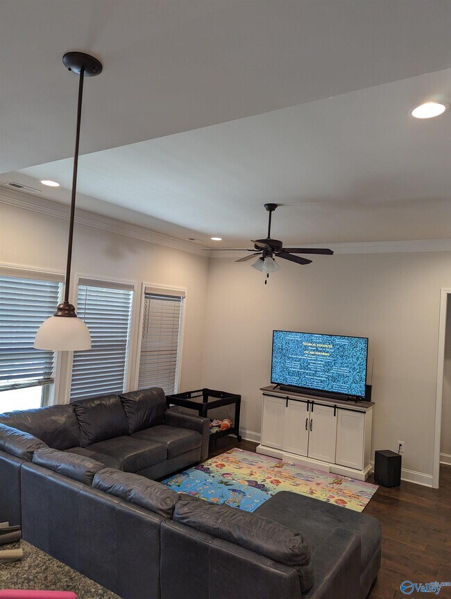 Building Photo - 152 Summer Pointe Ln