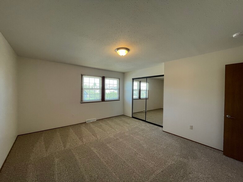 Building Photo - 2703 Vineyard Dr
