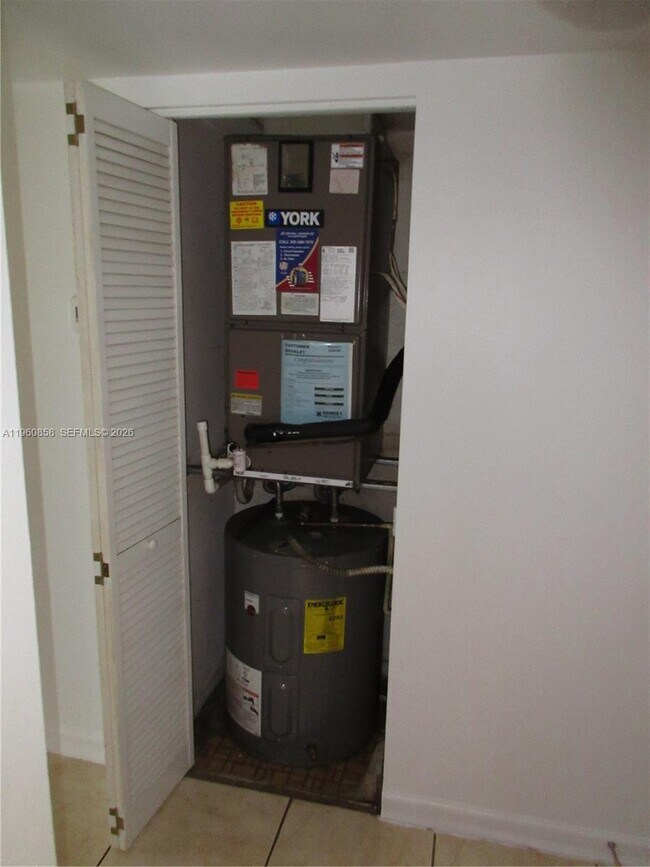 Building Photo - 10835 SW 112th Ave