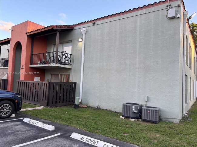 Building Photo - 10802 N Kendall Dr