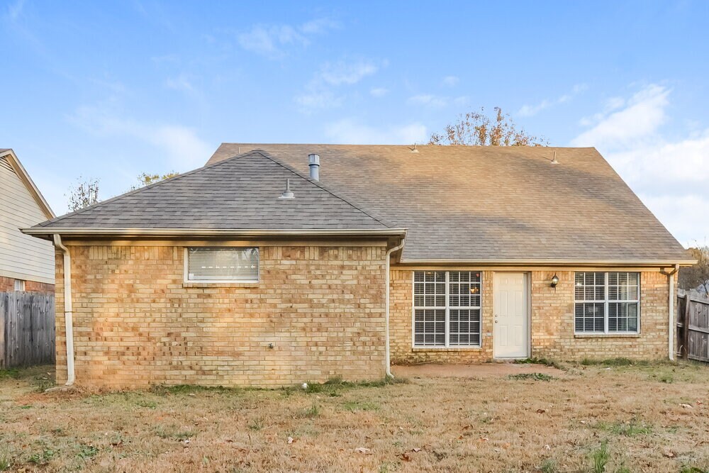 Building Photo - 1401 Carlton Ridge Dr