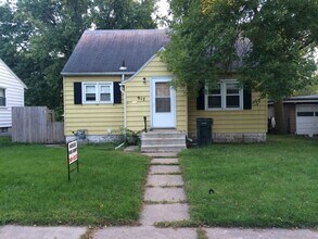 Building Photo - 917 Kern St