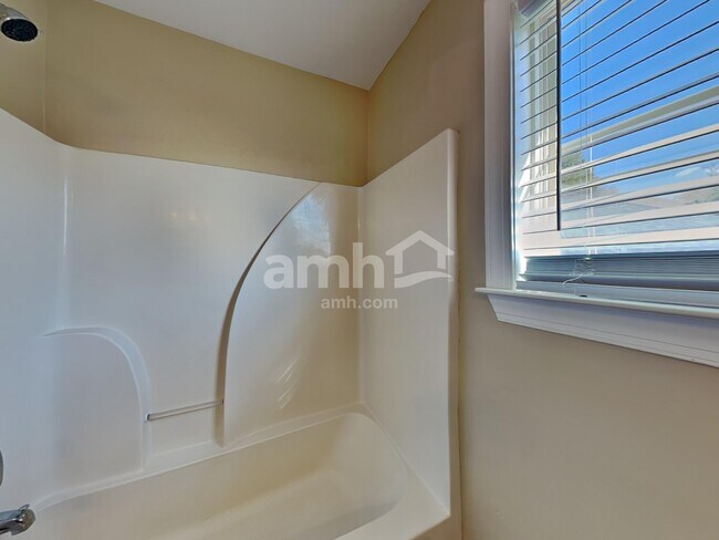 Building Photo - 116 Lake Point Ct