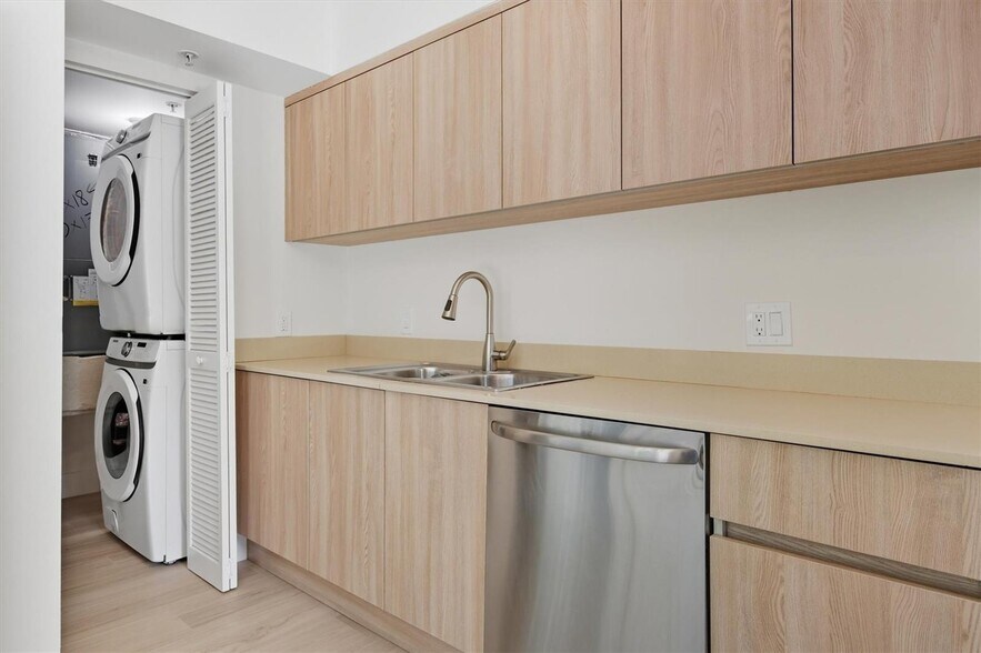Building Photo - 1528 Brickell Ave