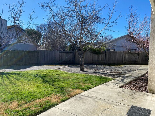 Building Photo - Vacaville 3bed/2bath home! Open floor plan...