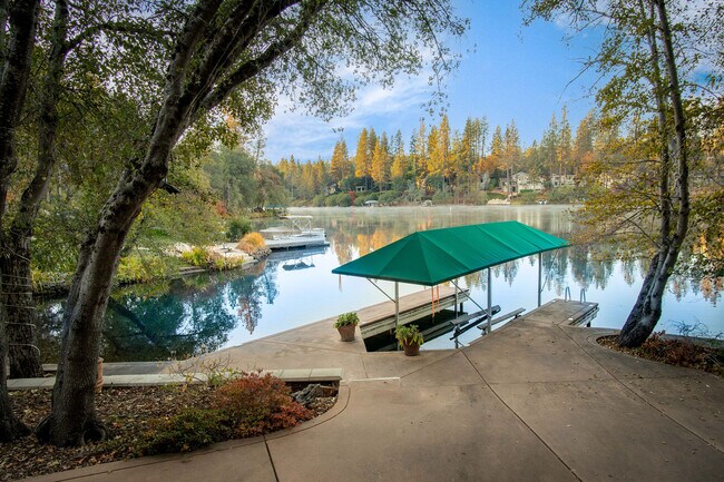 Hydraulic boat lift for pontoon boat and smaller - 18874 Meadowlark Ct