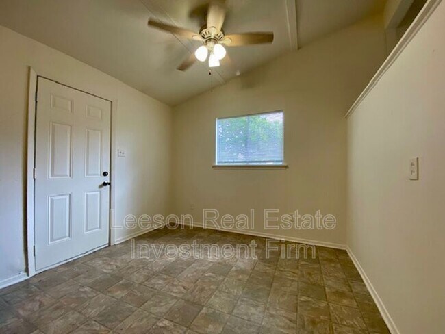 Building Photo - 1311 Elsa Jane St