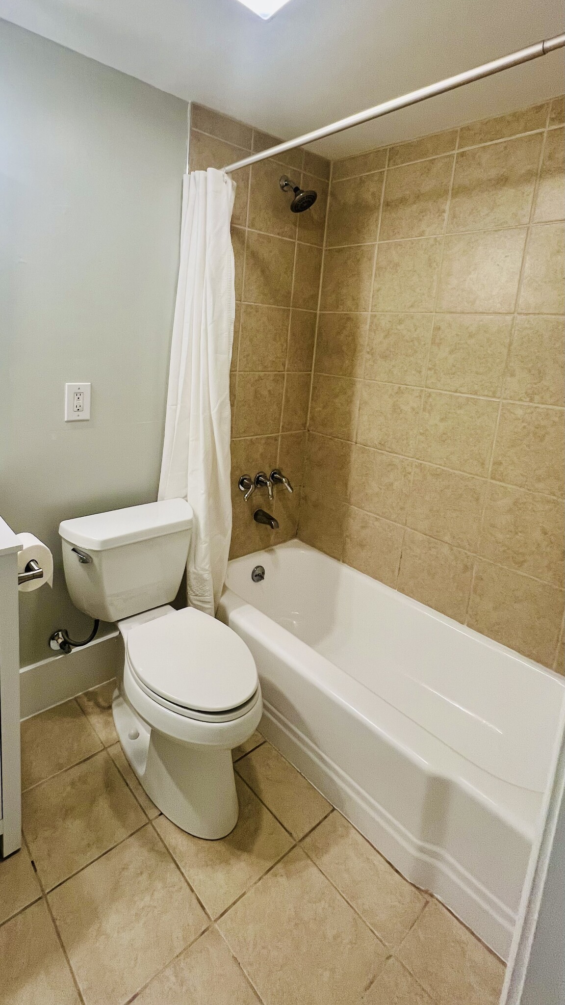 Tub/shower combo - 897 N Highland Ave NE