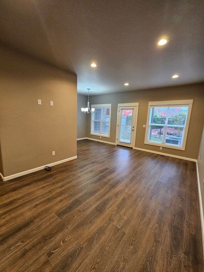 Building Photo - Beautiful Townhomes in East Medford