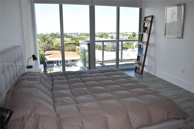 Building Photo - 9940 W Bay Harbor Dr