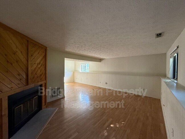 Building Photo - 2421 Bentree Ct